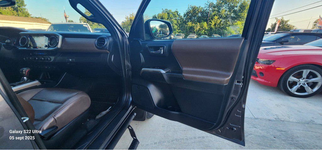 2017 Toyota Tacoma Image 10