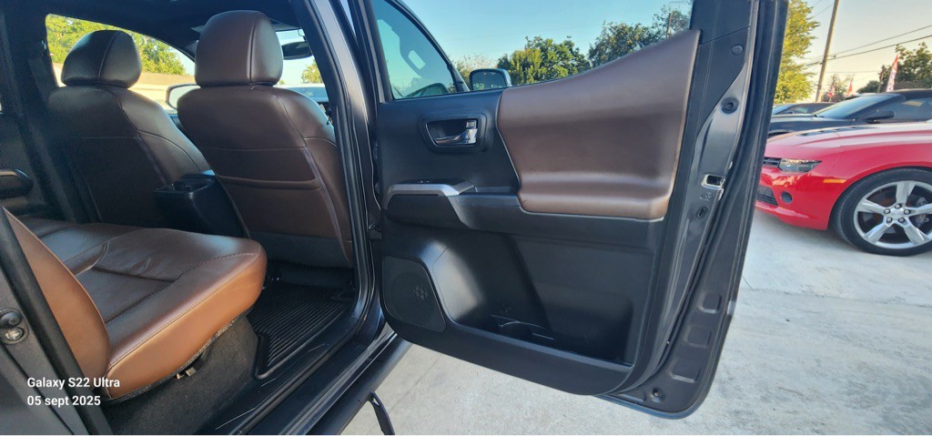 2017 Toyota Tacoma Image 11