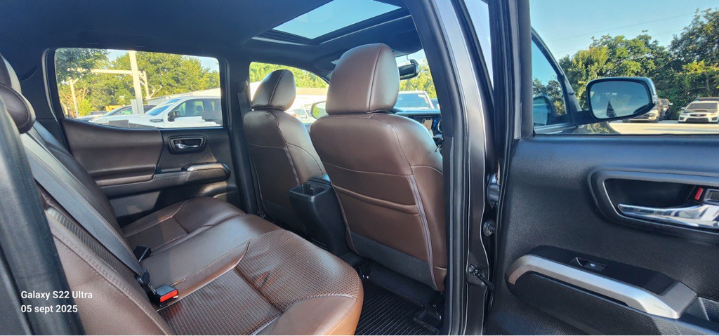 2017 Toyota Tacoma Image 12