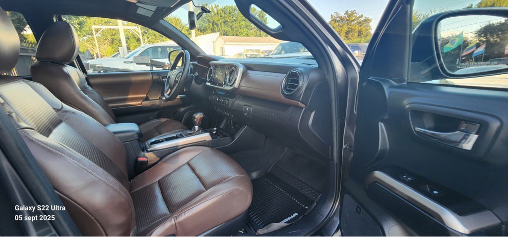 2017 Toyota Tacoma Image 14