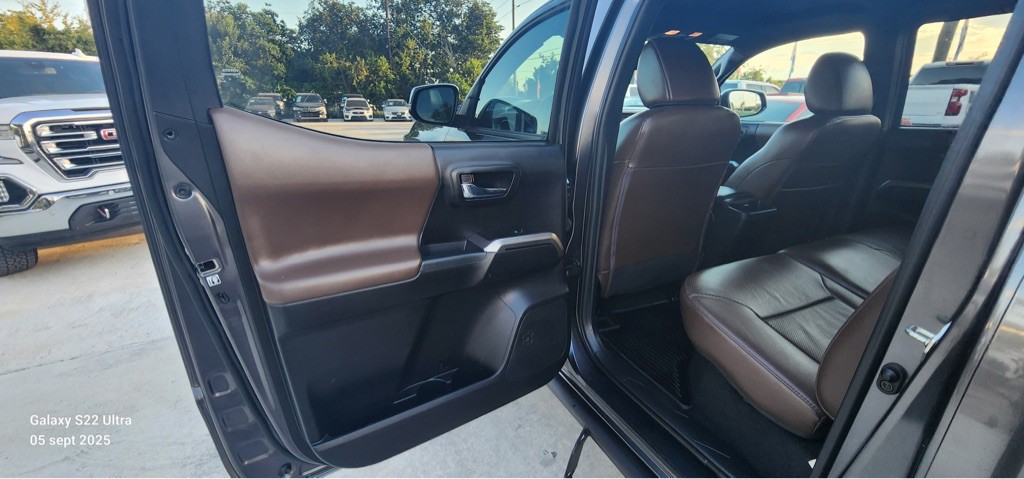 2017 Toyota Tacoma Image 15