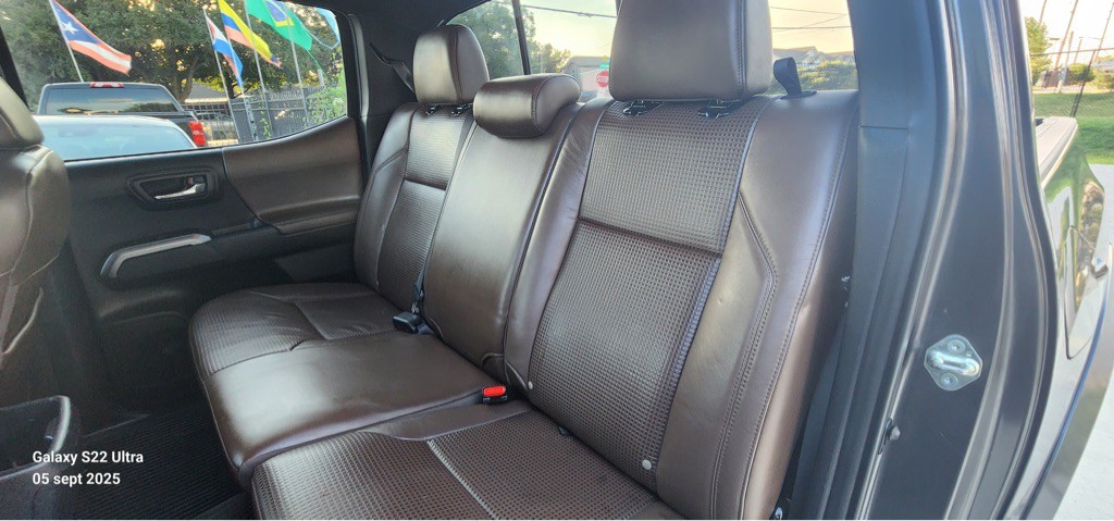 2017 Toyota Tacoma Image 17