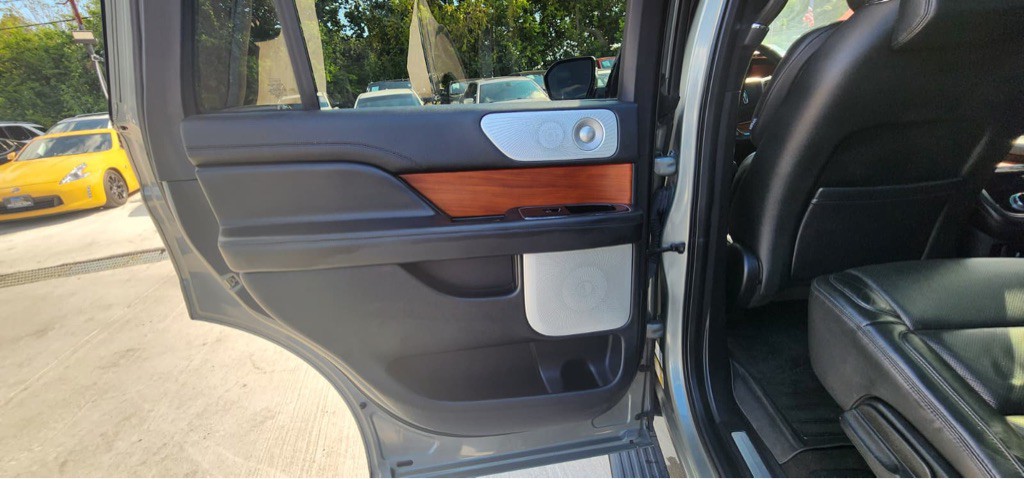 2019 Lincoln Navigator Image 12