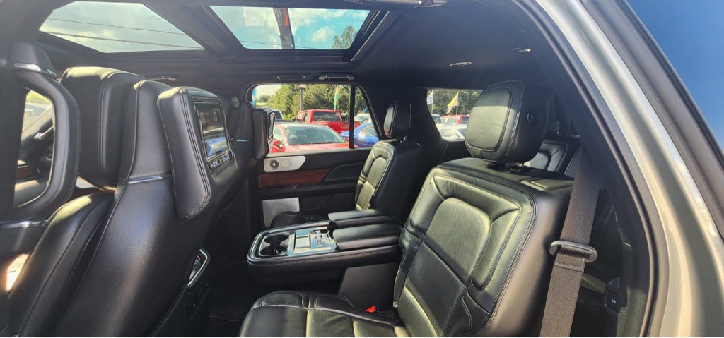 2019 Lincoln Navigator Image 19