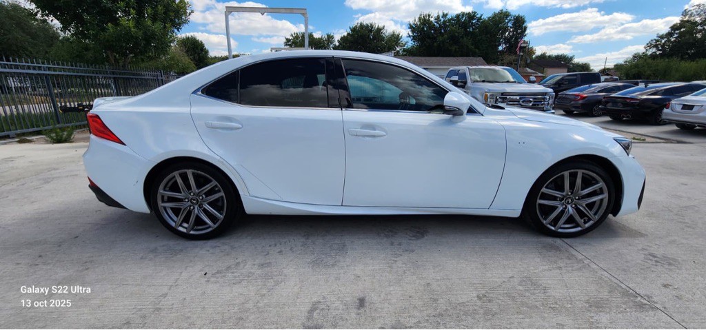 2017 Lexus IS 200t Image 5