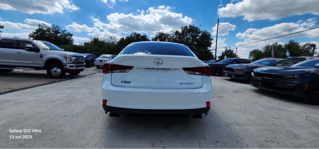 2017 Lexus IS 200t Image 7