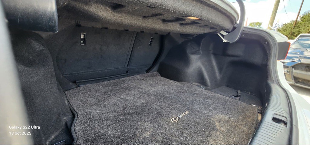 2017 Lexus IS 200t Image 9