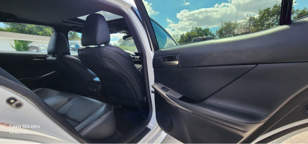 2017 Lexus IS 200t Image 10