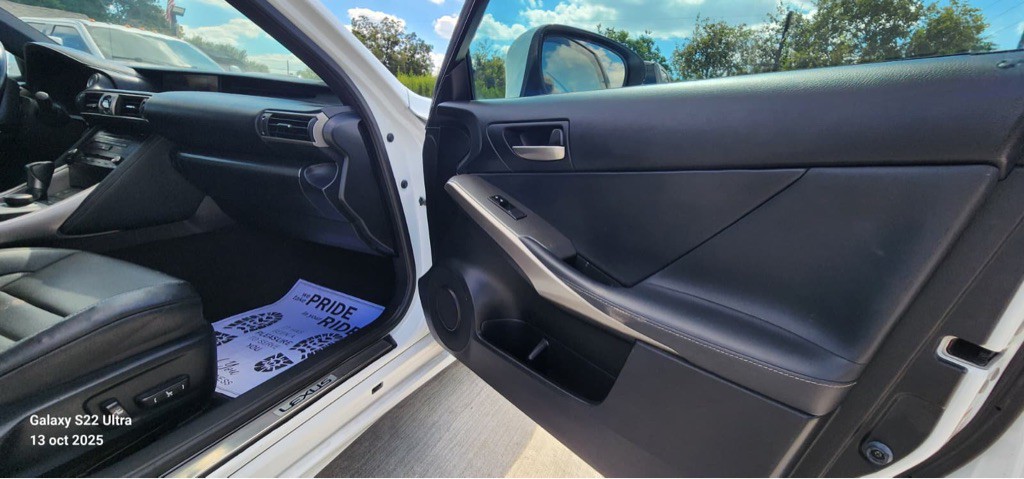 2017 Lexus IS 200t Image 11