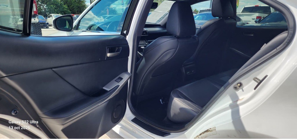 2017 Lexus IS 200t Image 13