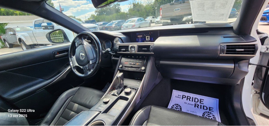 2017 Lexus IS 200t Image 15