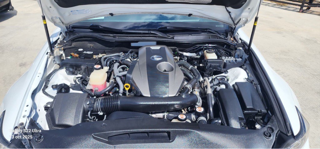 2017 Lexus IS 200t Image 16