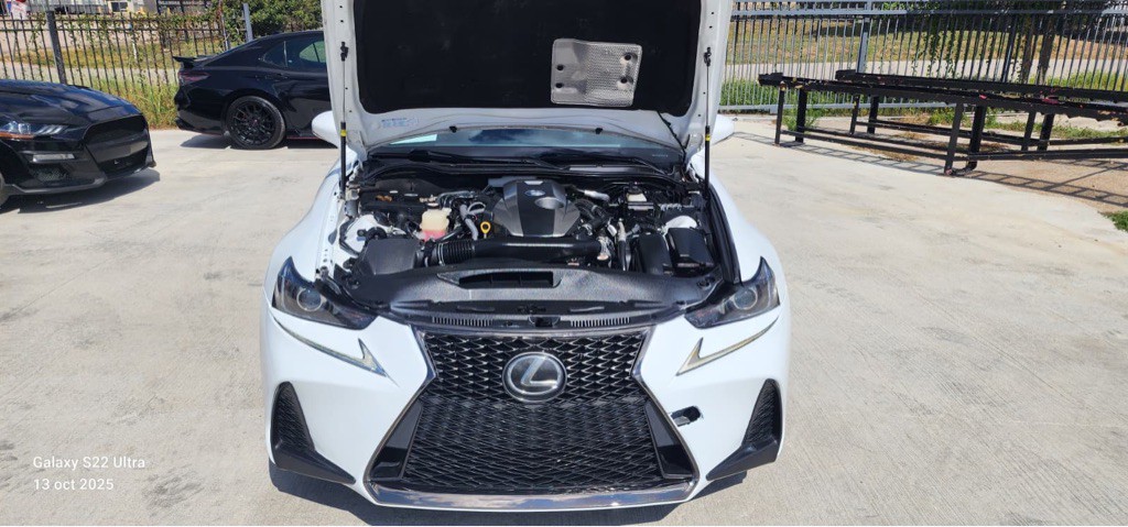 2017 Lexus IS 200t Image 17