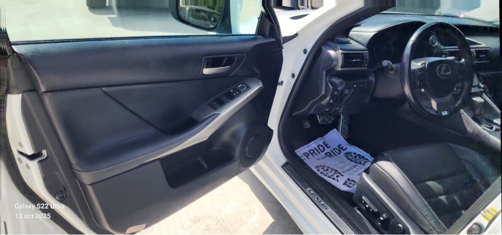 2017 Lexus IS 200t Image 19