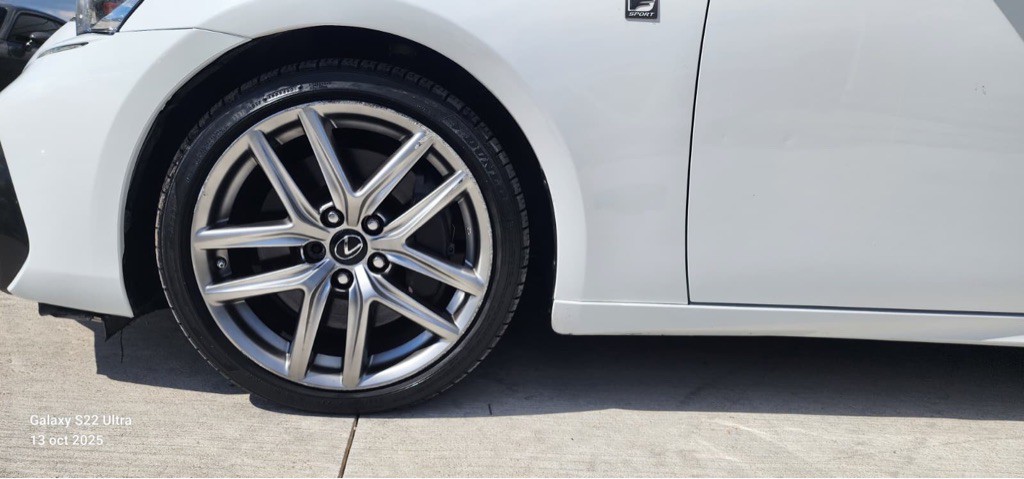 2017 Lexus IS 200t Image 21