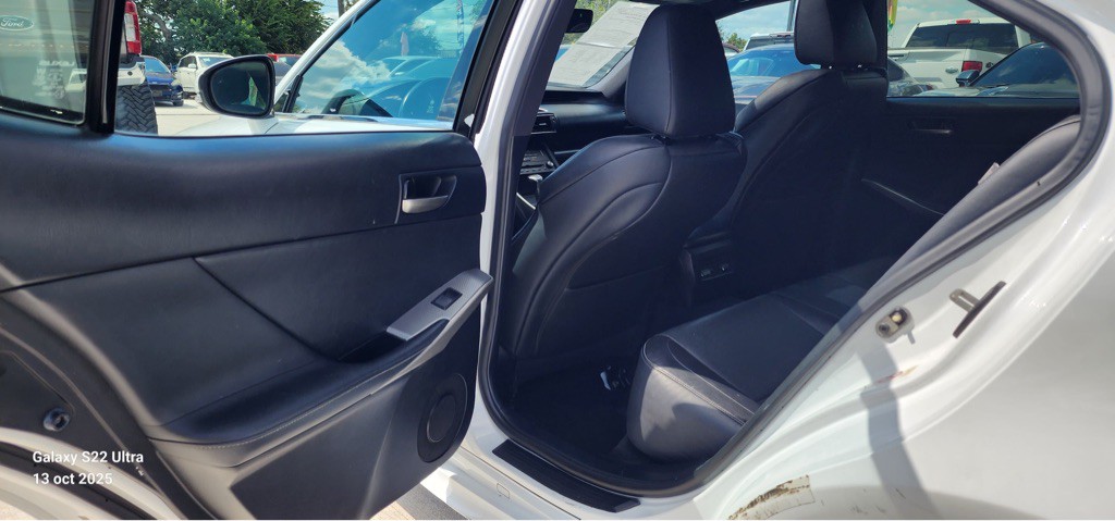 2017 Lexus IS 200t Image 24