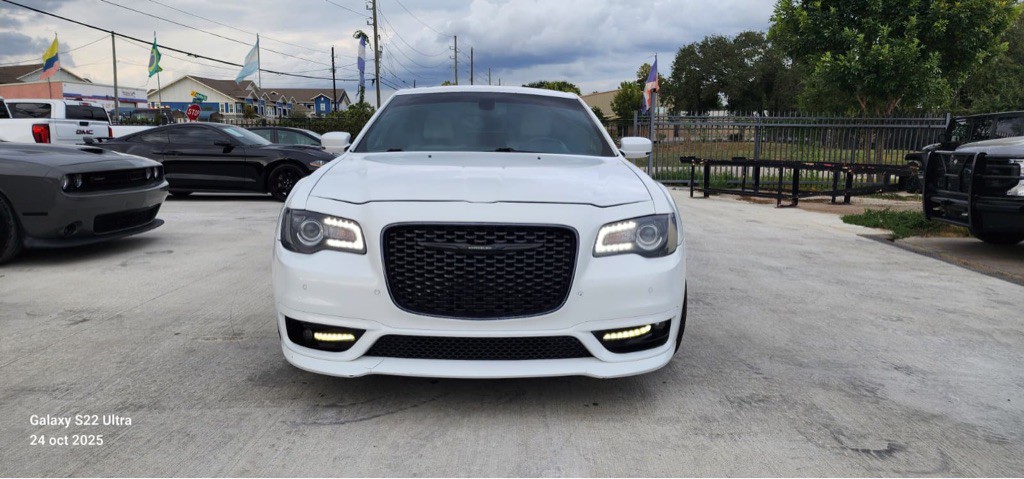 2019 Chrysler 300 Image 2