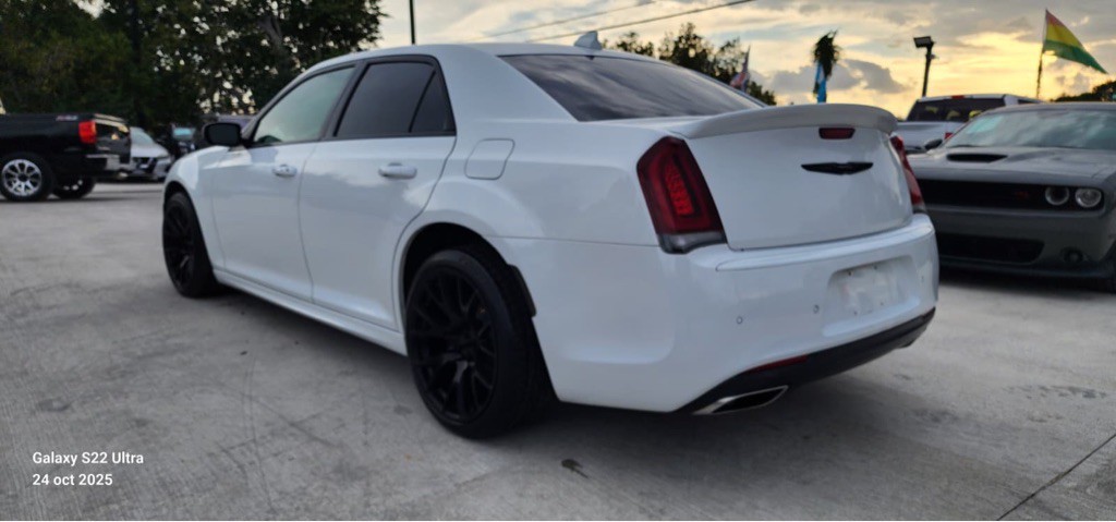 2019 Chrysler 300 Image 8