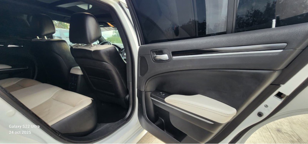 2019 Chrysler 300 Image 9