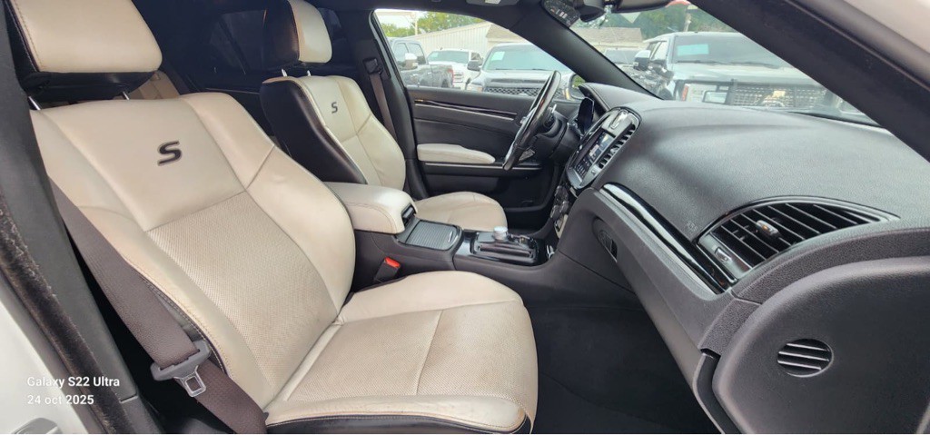 2019 Chrysler 300 Image 11