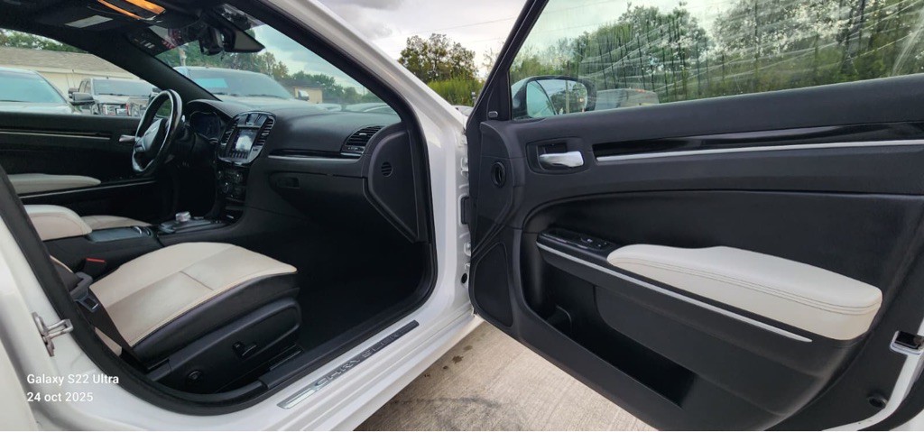 2019 Chrysler 300 Image 12