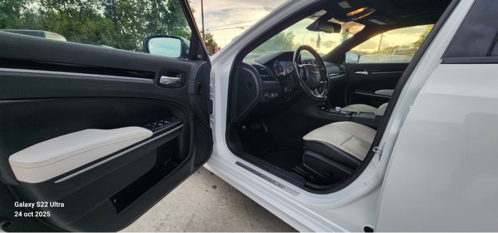 2019 Chrysler 300 Image 16