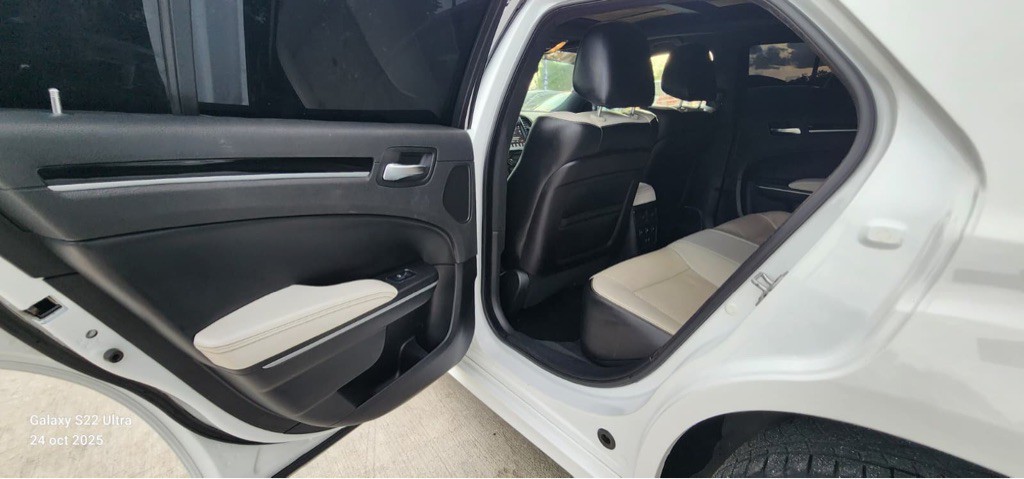 2019 Chrysler 300 Image 17