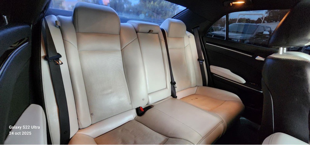 2019 Chrysler 300 Image 18