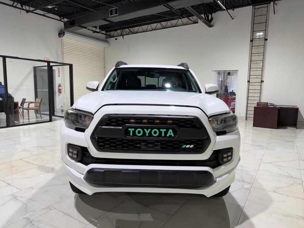 2019 Toyota Tacoma Image 2