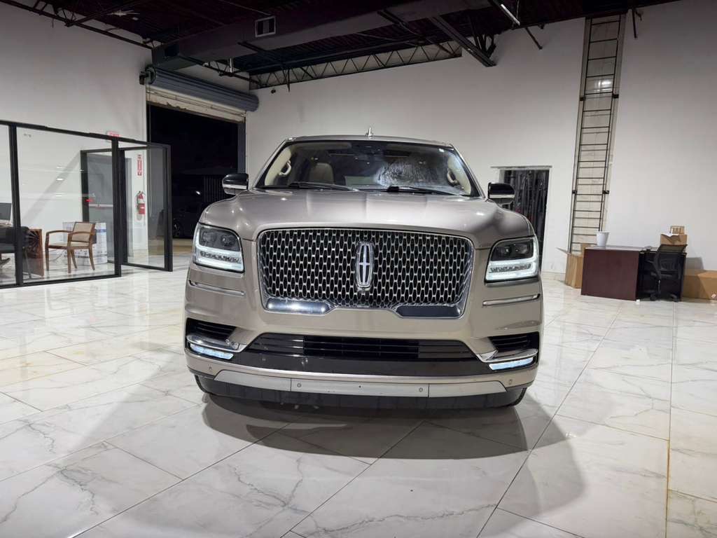 2019 Lincoln Navigator Image 2