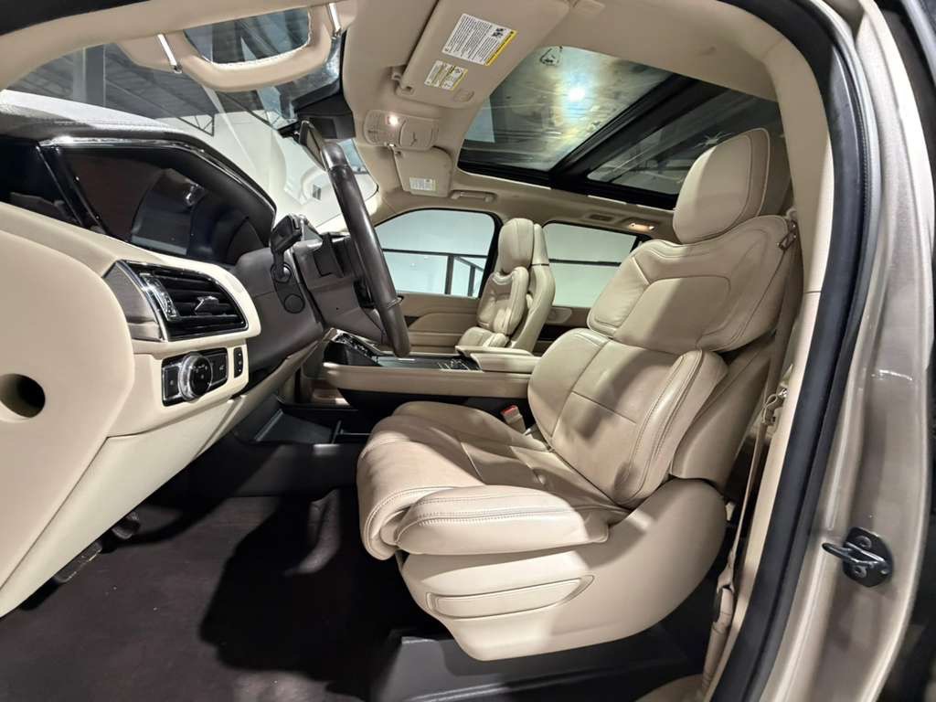 2019 Lincoln Navigator Image 16