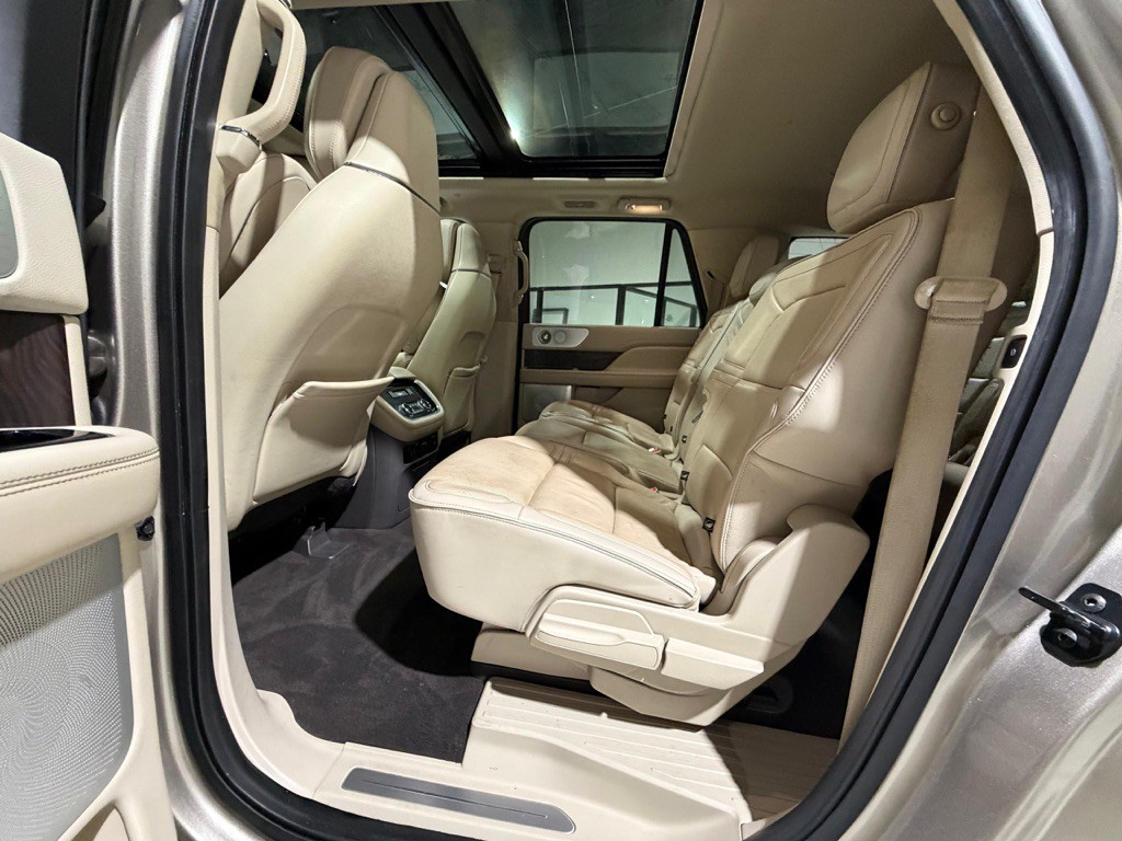 2019 Lincoln Navigator Image 40