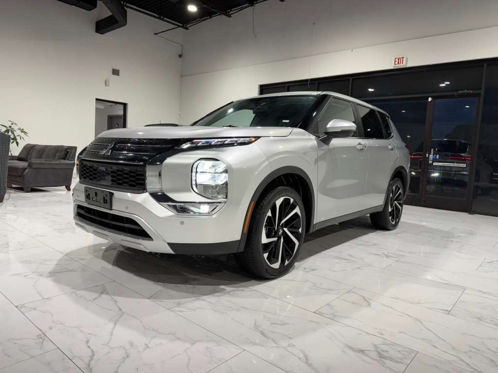2024 Mitsubishi Outlander Image 1