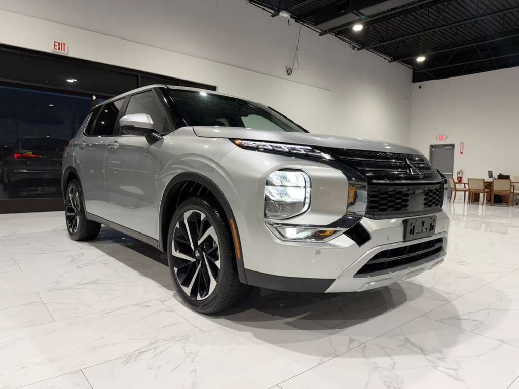 2024 Mitsubishi Outlander Image 2