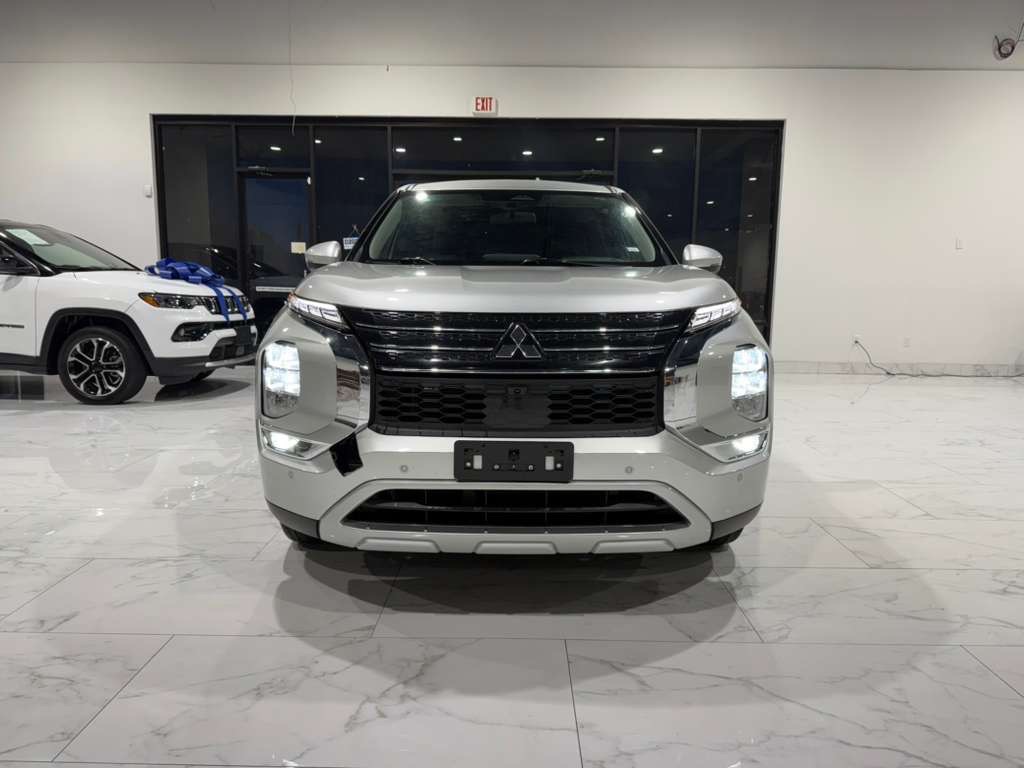 2024 Mitsubishi Outlander Image 3