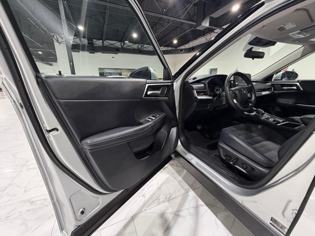 2024 Mitsubishi Outlander Image 36