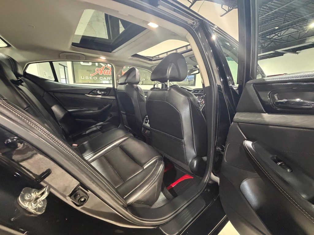 2018 Nissan Maxima Image 16