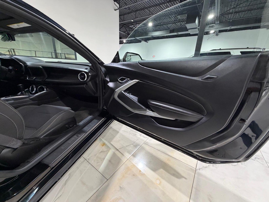 2017 Chevrolet Camaro Image 11