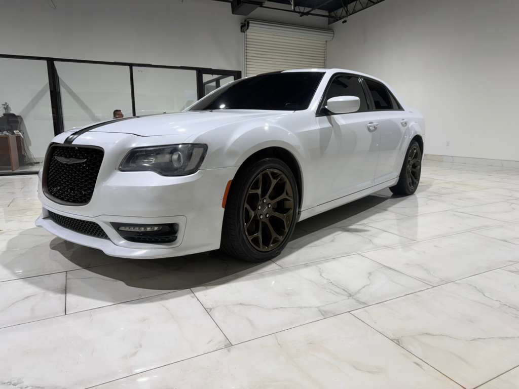 2017 Chrysler 300 Image 1