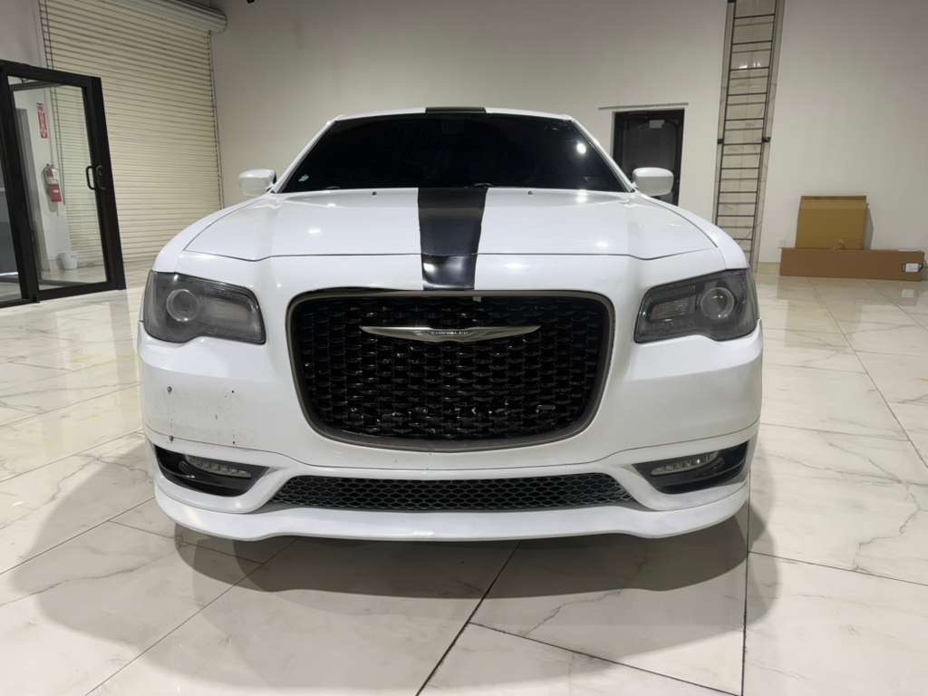 2017 Chrysler 300 Image 2