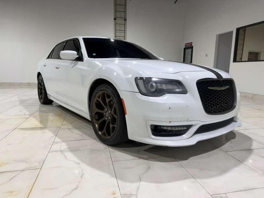 2017 Chrysler 300 Image 3