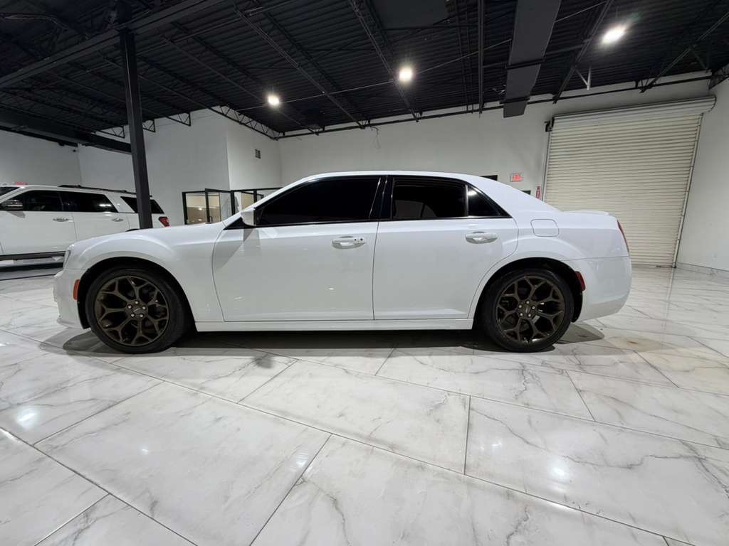 2017 Chrysler 300 Image 5