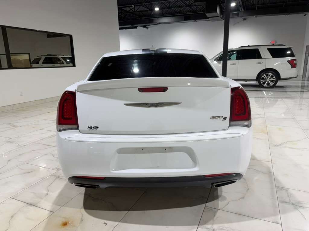 2017 Chrysler 300 Image 7