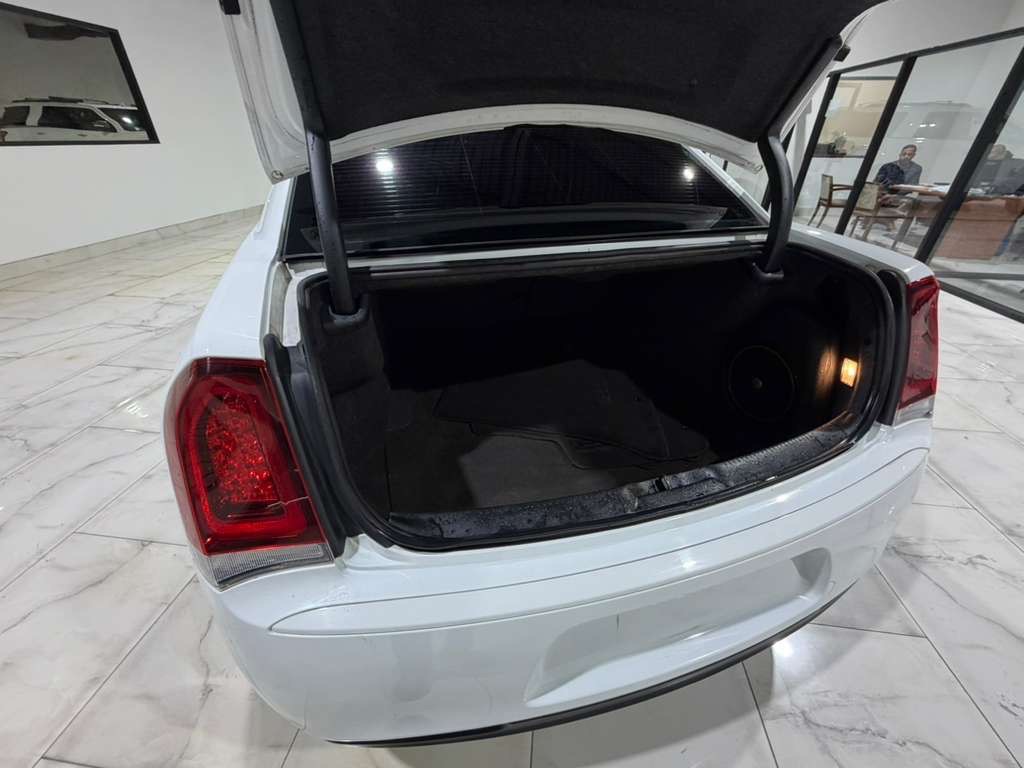 2017 Chrysler 300 Image 8