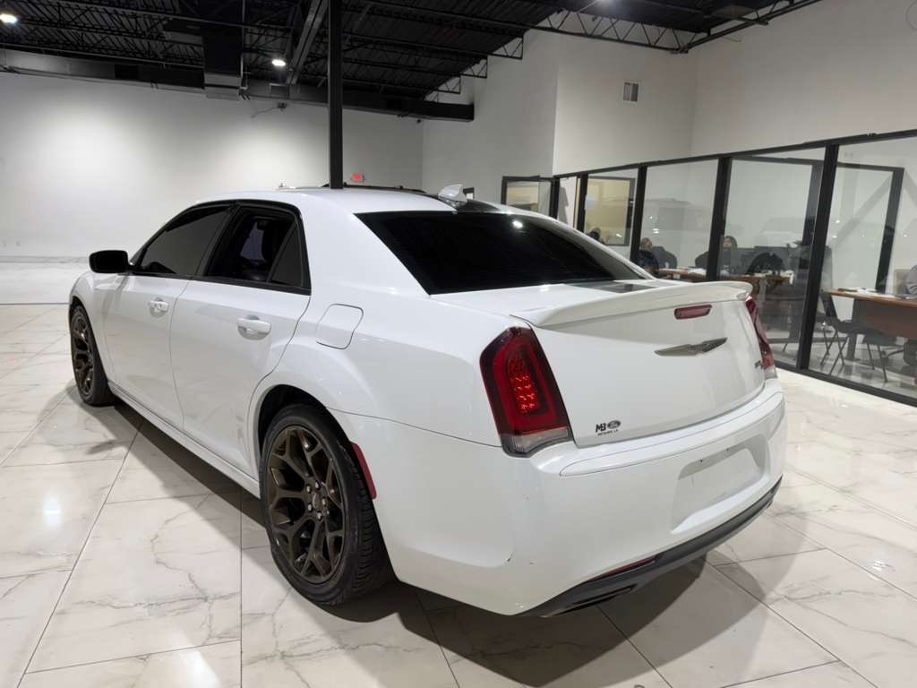 2017 Chrysler 300 Image 9