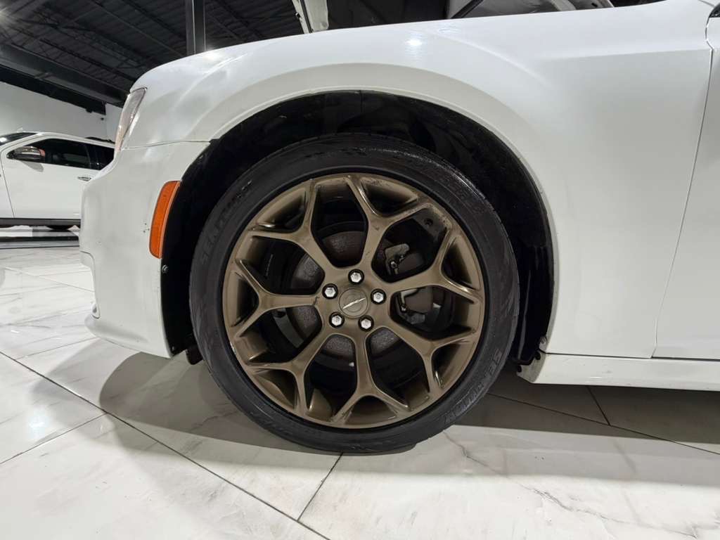 2017 Chrysler 300 Image 10