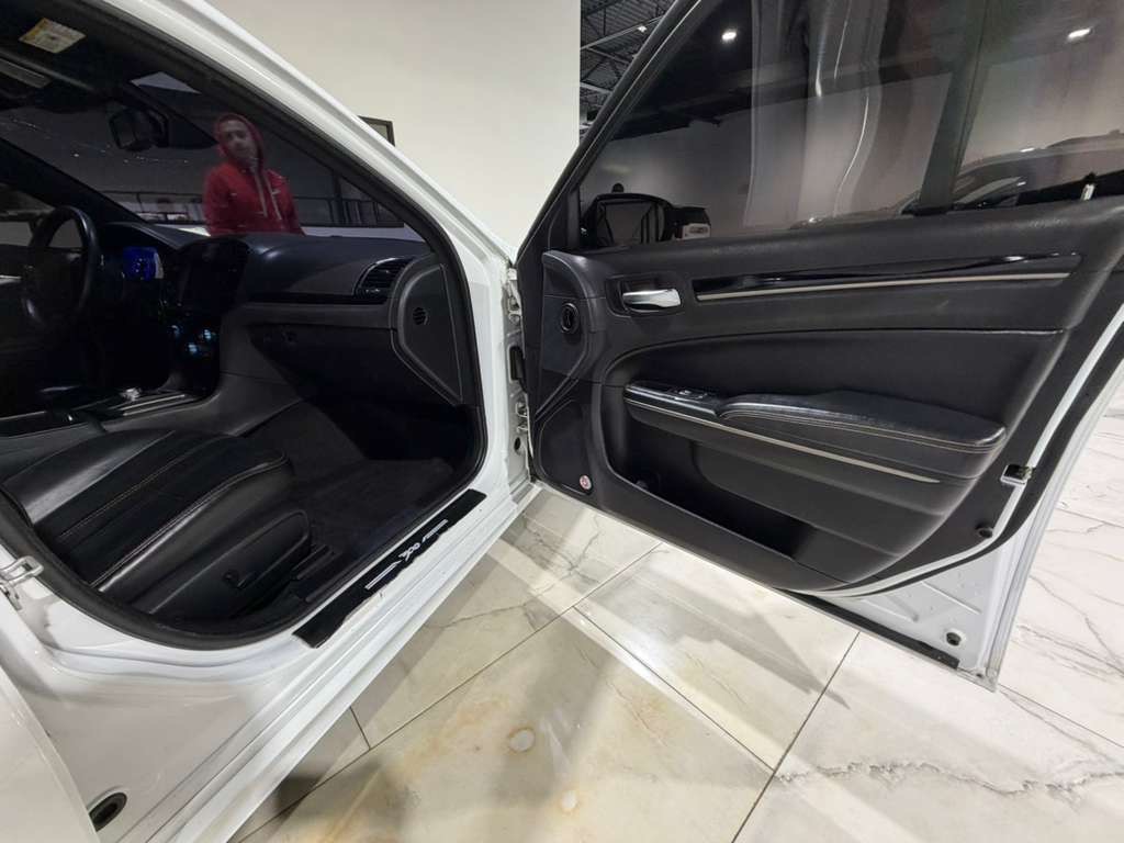 2017 Chrysler 300 Image 12