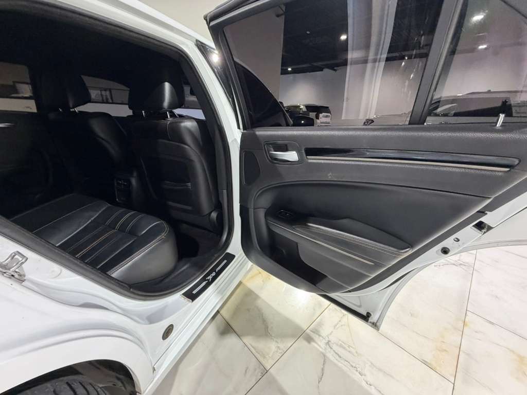 2017 Chrysler 300 Image 13