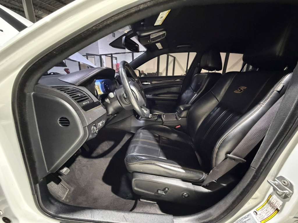 2017 Chrysler 300 Image 15