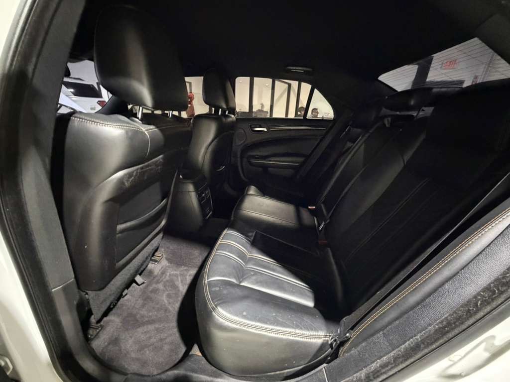 2017 Chrysler 300 Image 16